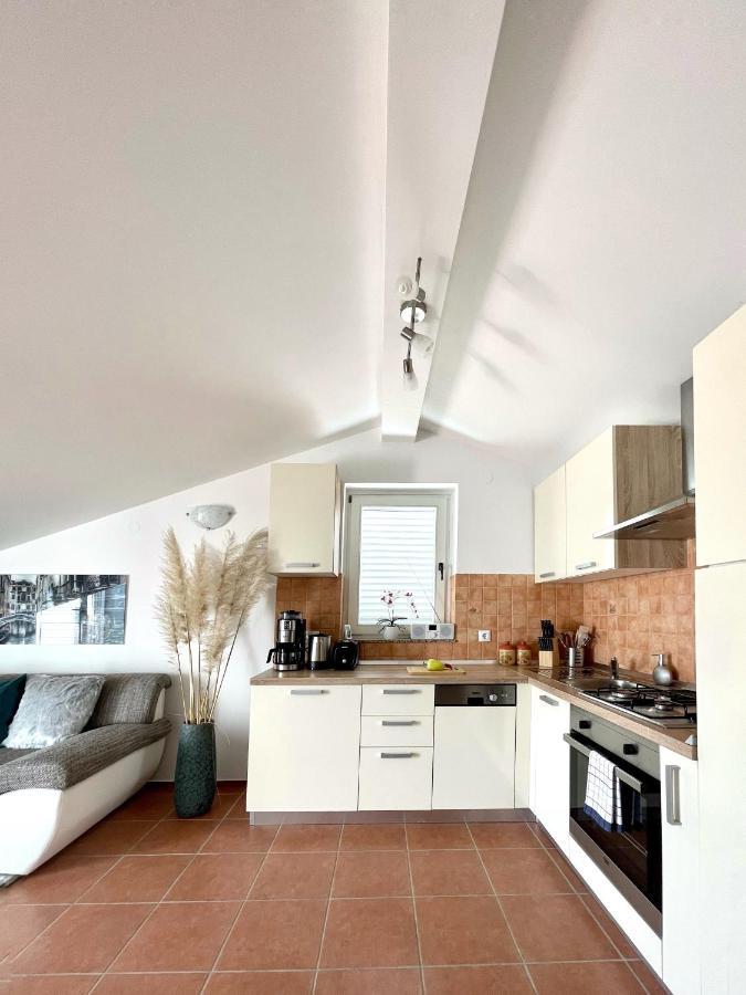Apartment Lady Daniela Mit Meerblick In لوفغان المظهر الخارجي الصورة