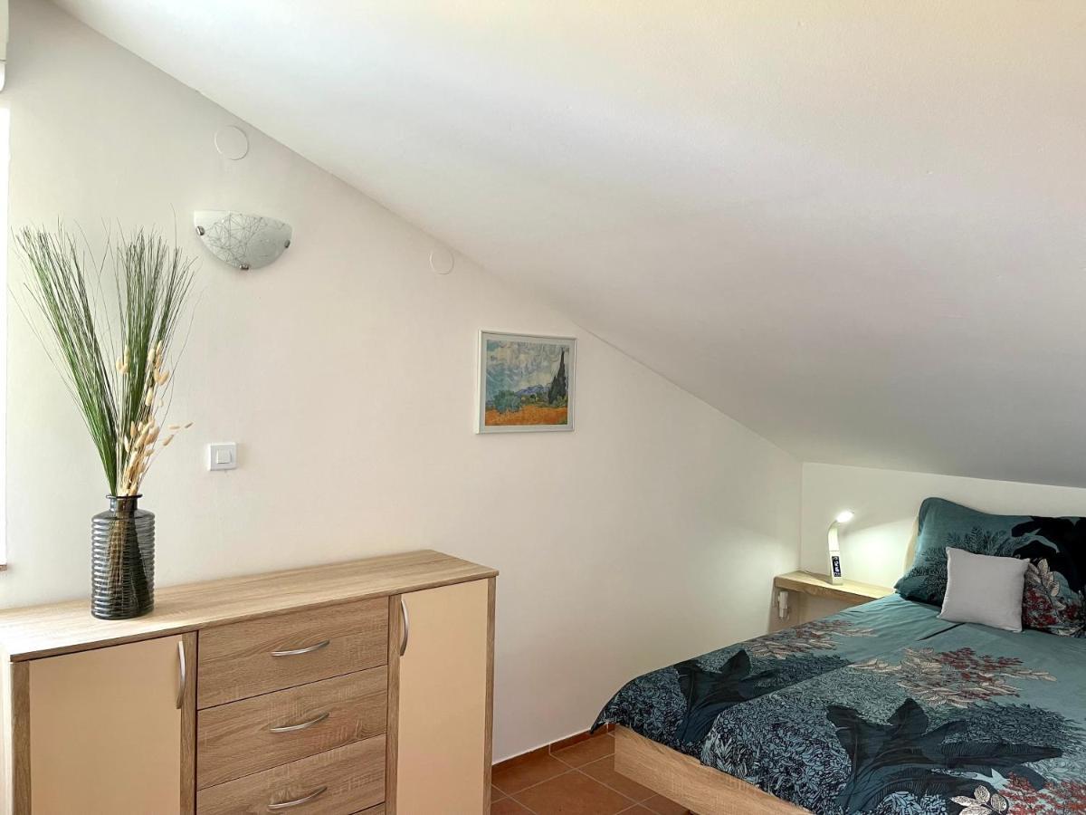 Apartment Lady Daniela Mit Meerblick In لوفغان المظهر الخارجي الصورة