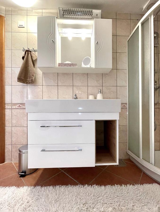 Apartment Lady Daniela Mit Meerblick In لوفغان المظهر الخارجي الصورة